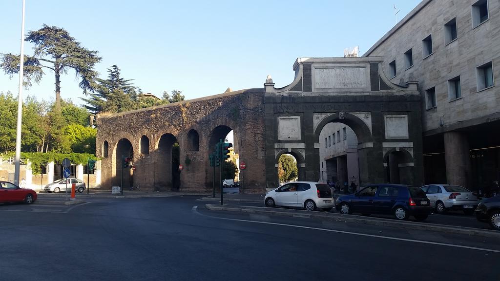 Termini Station Apartment Ai Due Cortili Presso Le Mura Aureliane Roma Exterior foto